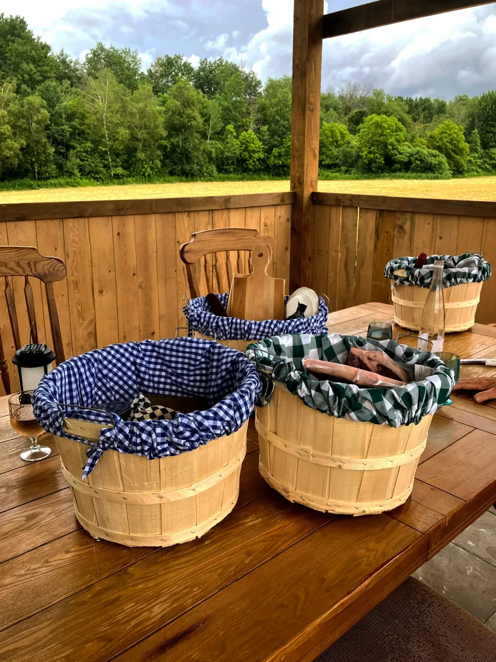 \u200bGazebo dans les champs avec un pique-nique local chez Agneau de Laval.