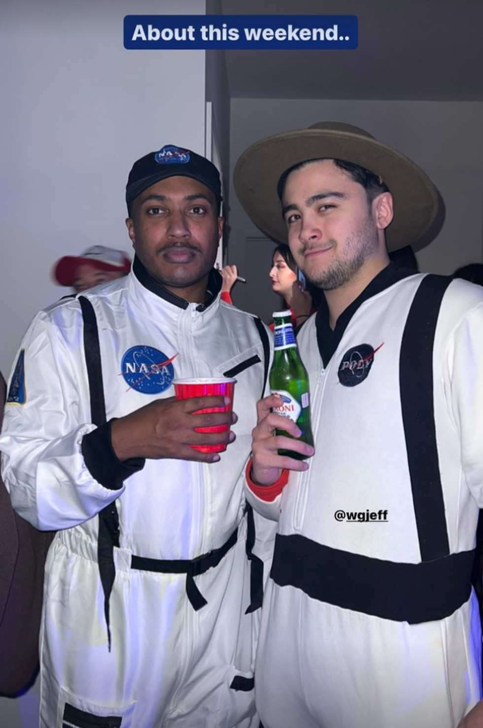 \u200bGregg The Witch et son ami, costum\u00e9s en astronautes pour l'Halloween.