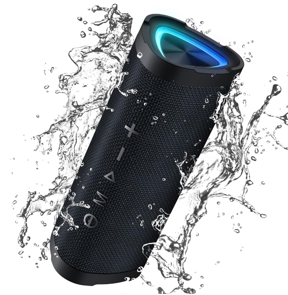 \u200bHaut-parleur portatif dans un jet d'eau, pour illustrer sa fonction hydrofuge.