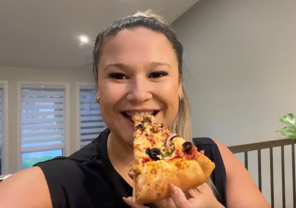 \u200bIzabelle Bee avec la pizza \u00ab Crousti-Suav\u00e9 \u00bb.