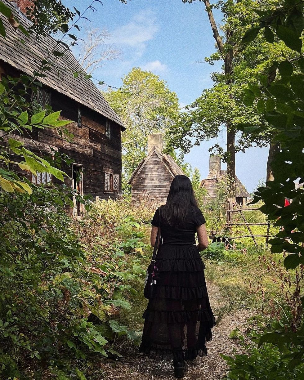 \u200bJeune femme se promenant au village pionnier de Salem, \u00e0 Salem.