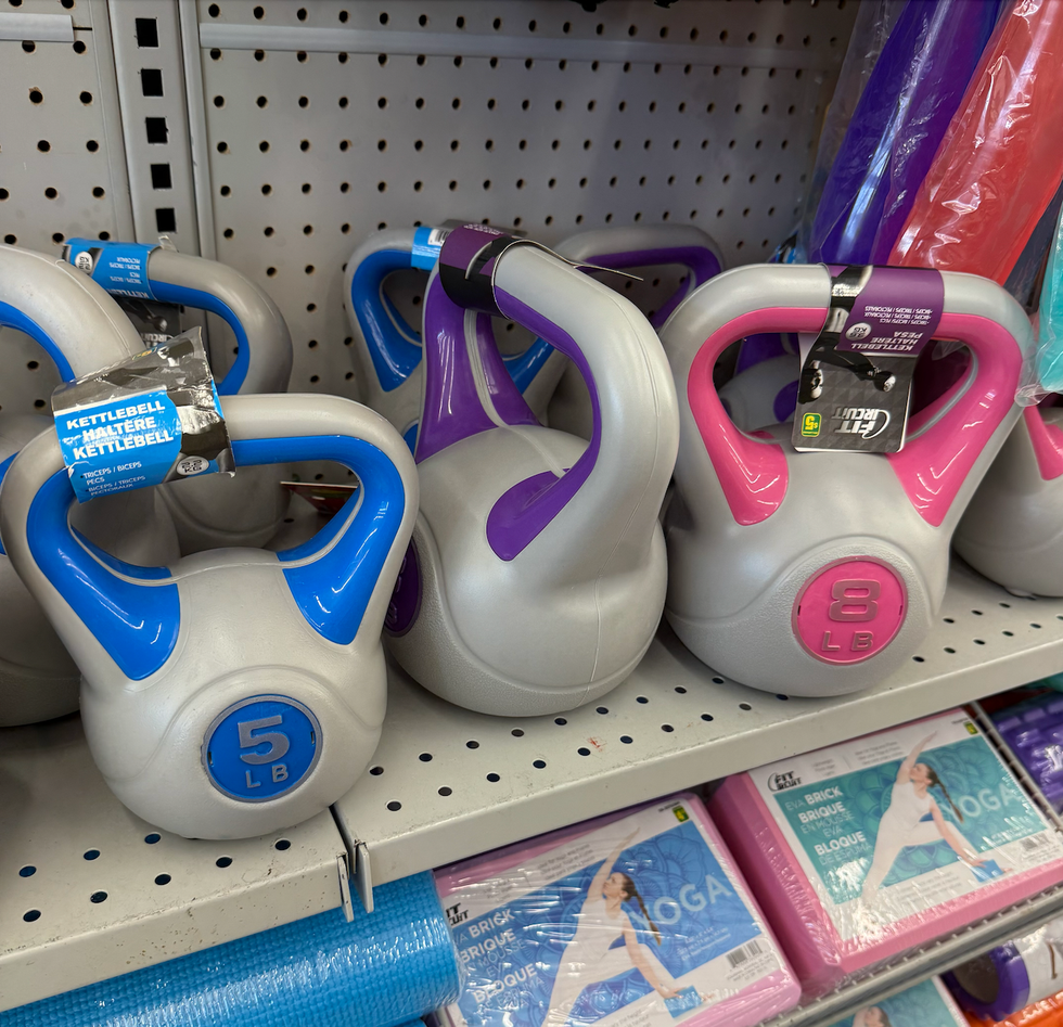 \u200bKettlebells 5 et 8 lb sur les tablettes du Dollarama.