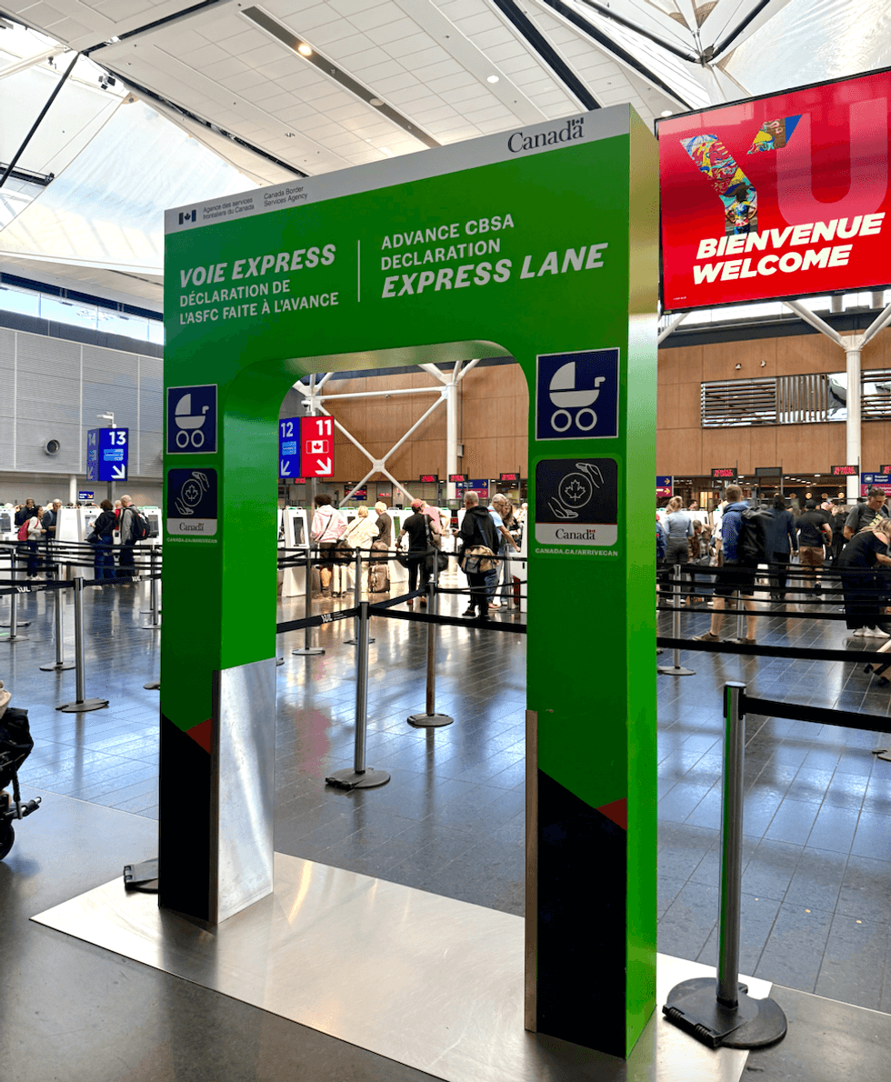 \u200bL'entr\u00e9e de la voie express de l'agence des services frontaliers \u00e0 l'a\u00e9roport de Montr\u00e9al.