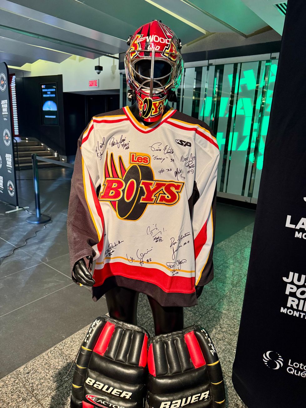 \u200bL\u2019habit de gardien de but de Paul Houde, \u00ab Fern \u00bb dans Les Boys.