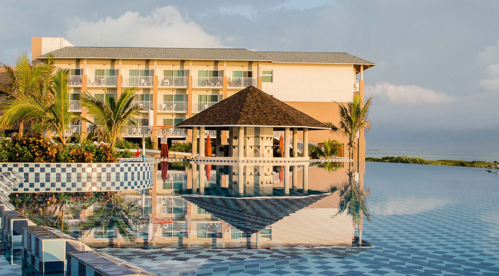 \u200bLa piscine devant l'h\u00f4tel Gran Muthu Imperial Cayo Guillermo.