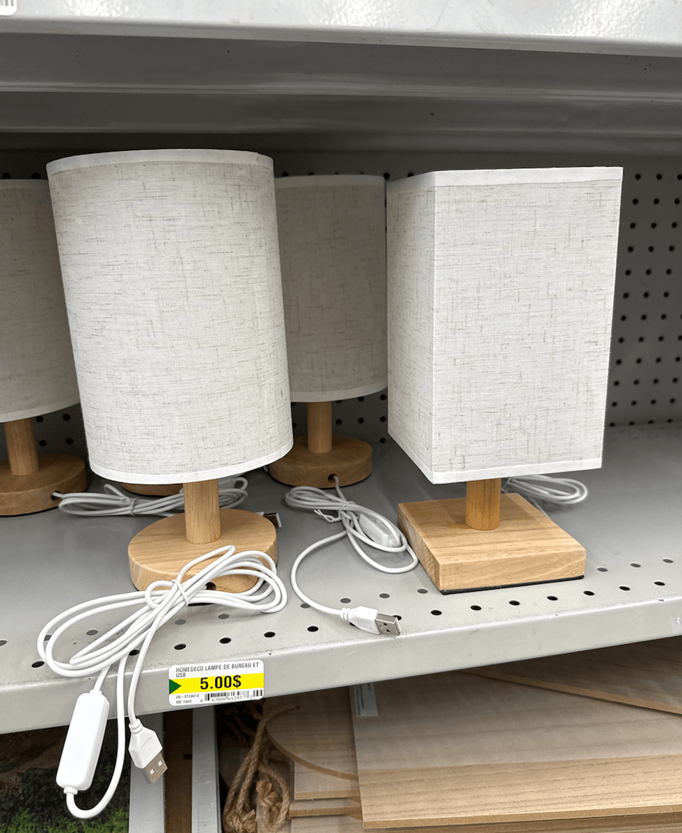 \u200bLampes de bureau \u00e0 abat-jour blanc et base en bois vendues au Dollarama \u00e0 5 $