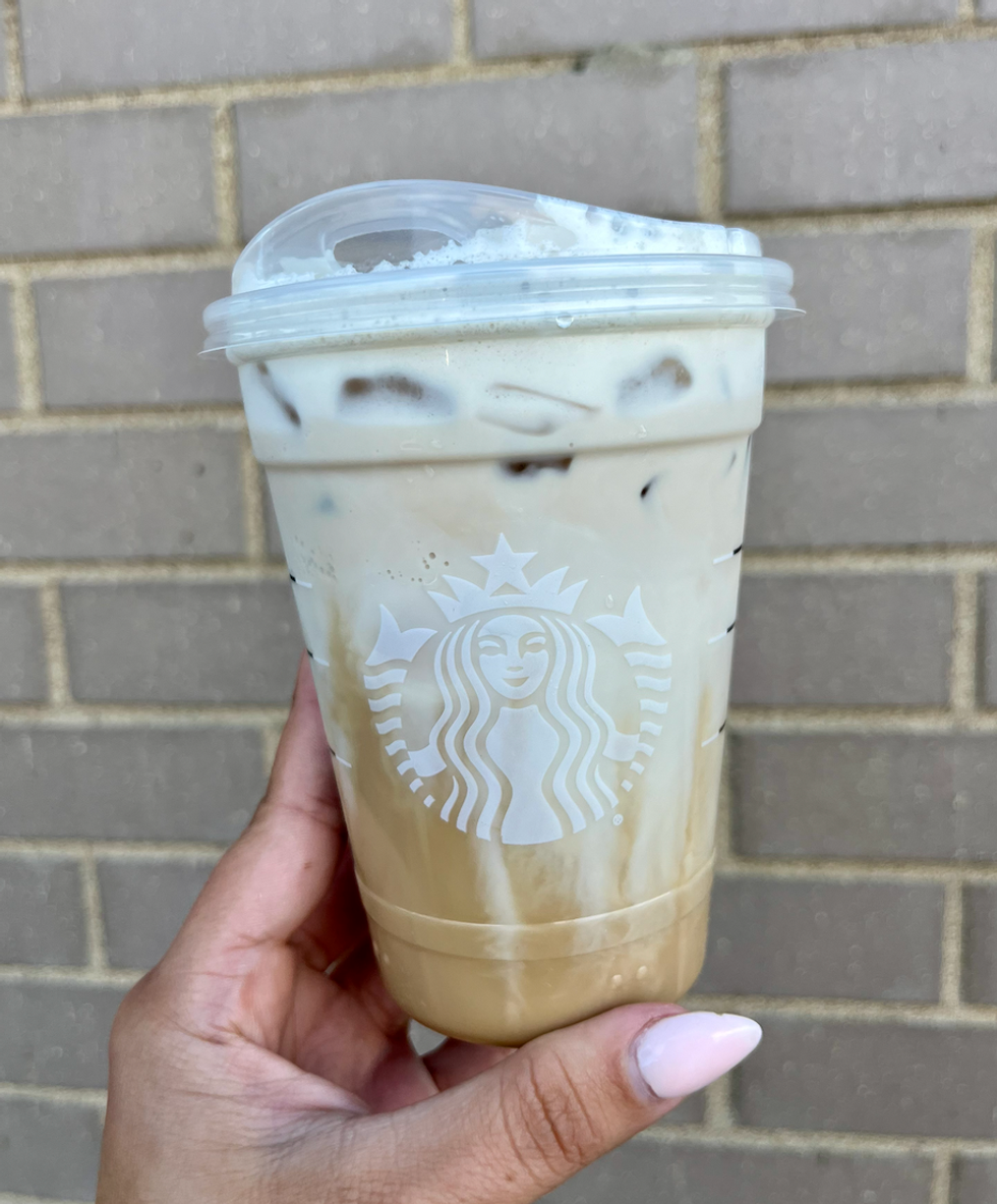 \u200bLe cha\u00ef glac\u00e9 croustade aux pommes et boisson \u00e0 l'avoine du Starbucks dans une main.