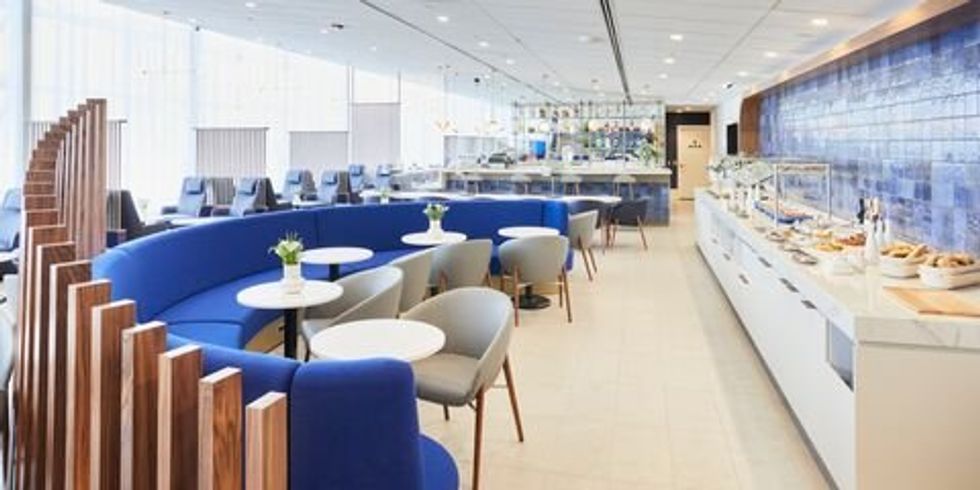 \u200bLe salon Air France KLM, avec ses grandes banquettes bleu royal et son buffet.
