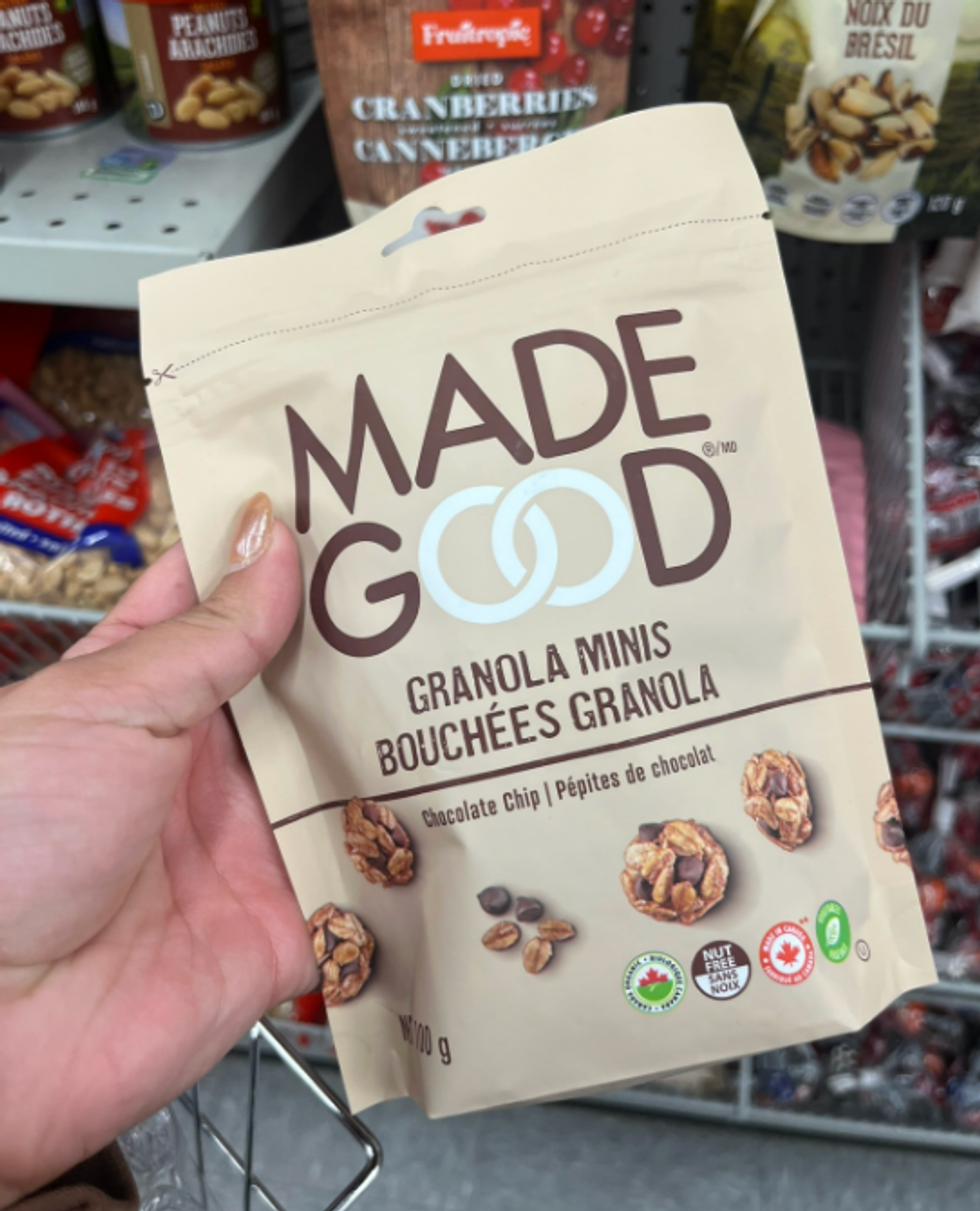 \u200bLes bouch\u00e9es de granola de la marque MadeGood au Dollarama.