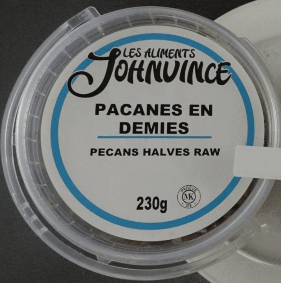 \u200bLes Pacanes en demies de marque Les Aliments Johnvince dans leur emballage.