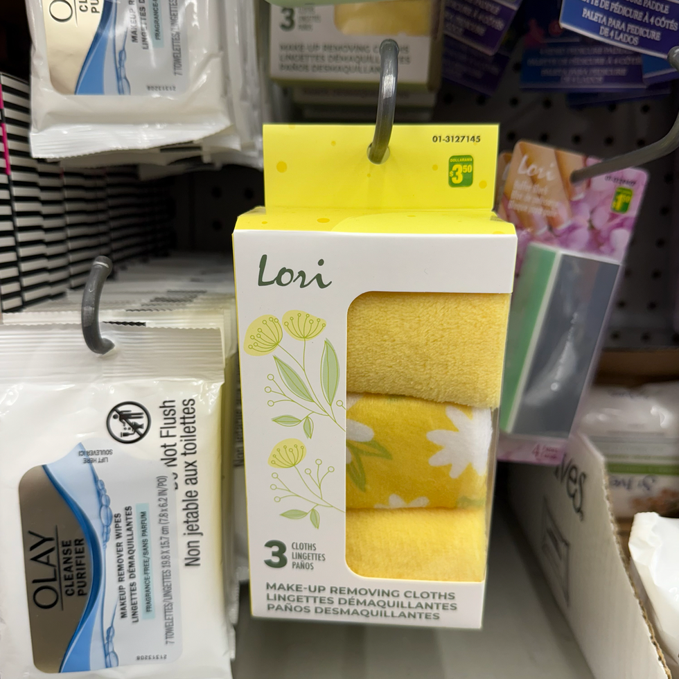 \u200bLingettes d\u00e9maquillantes jaunes dans leur emballage au Dollarama.