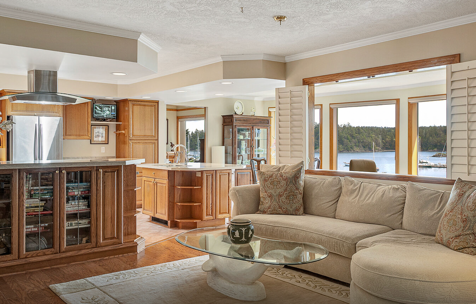 \u200bLiving room, kitchen and ocean views.