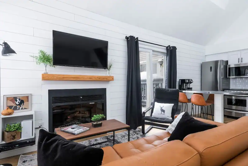 \u200bLiving room with TV and fireplace.