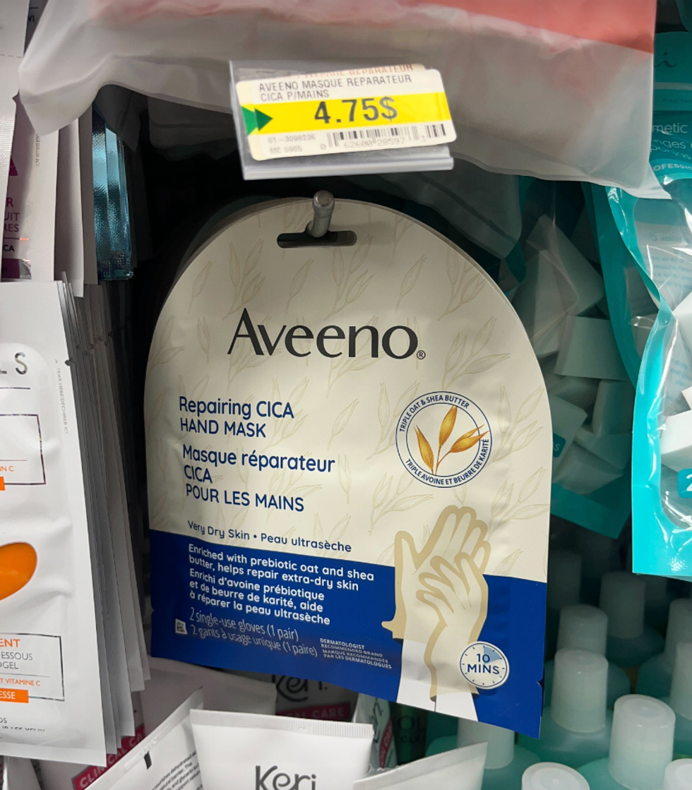 \u200bMasque r\u00e9parateur pour les mains de Aveeno dans la section beaut\u00e9 au Dollarama.