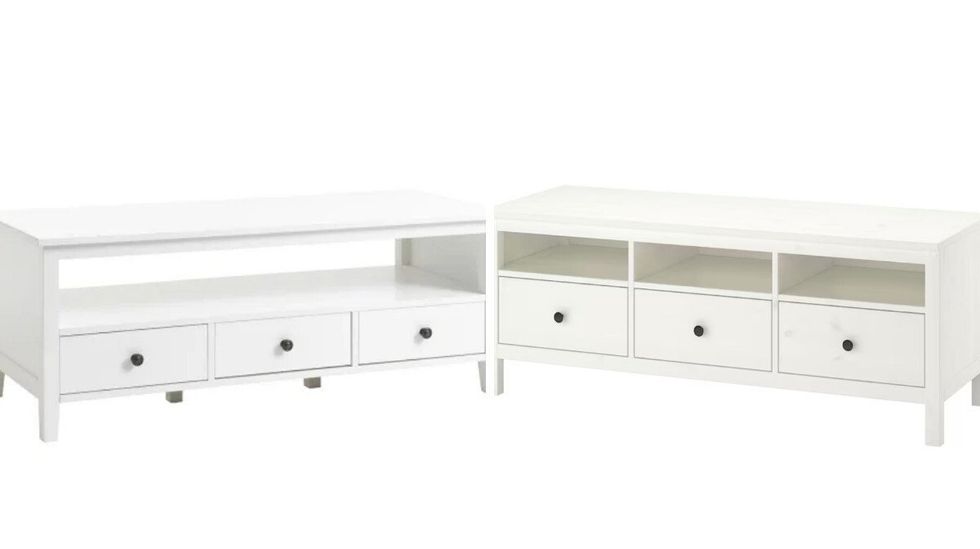 \u200bMeuble t\u00e9l\u00e9 NORDBY du Jysk. Droite : Meuble t\u00e9l\u00e9 HEMNES du IKEA.