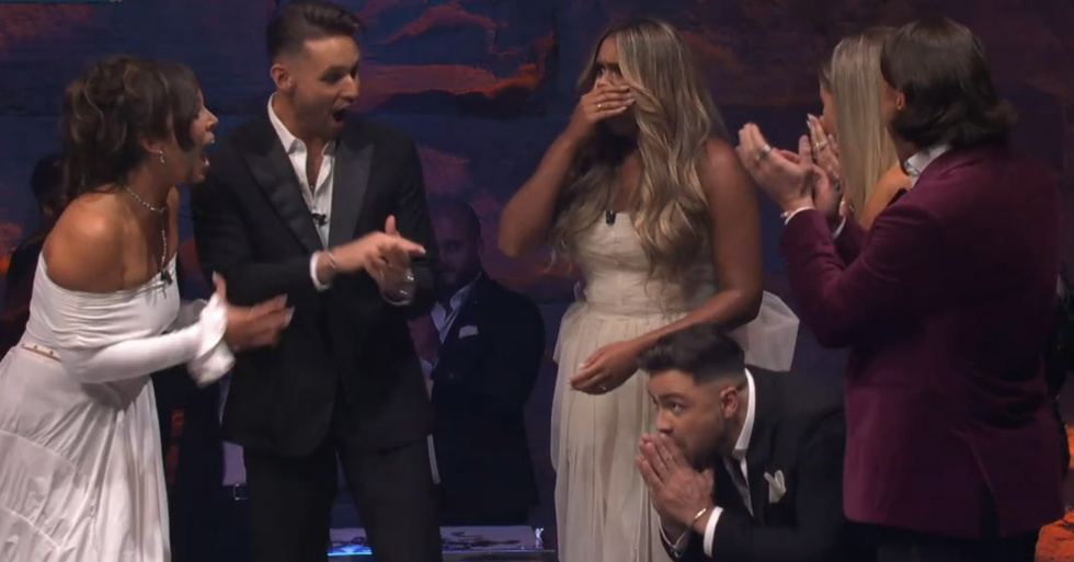 \u200bMia et Simon bouche b\u00e9es lors de leur victoire d'Occupation Double Andalousie.