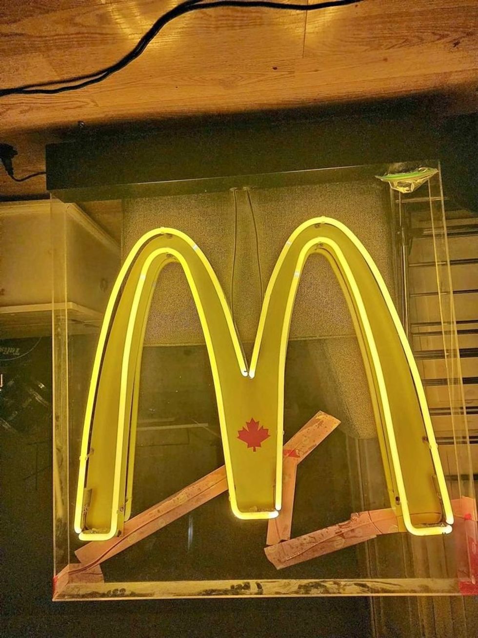 \u200bN\u00e9on lumineux McDonald's.