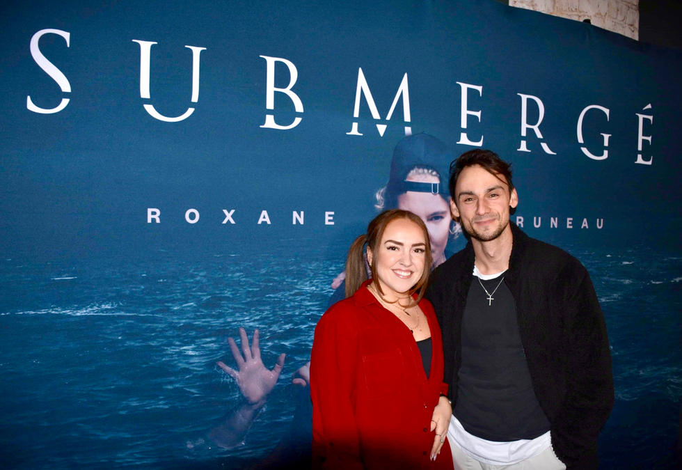 \u200bOlivia Leclerc et Dominik Dagenais qui posent devant l'affiche de Submerg\u00e9.