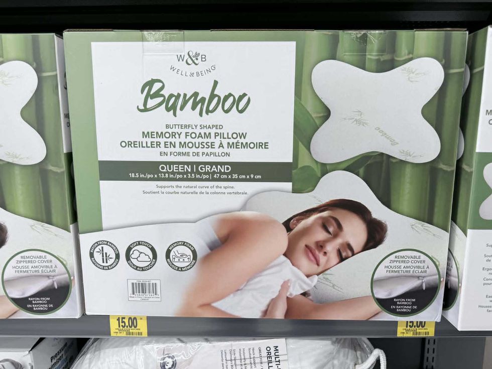 \u200bOreiller en mousse \u00e0 m\u00e9moire en forme de papillon en vente au Tigre G\u00e9ant pour 15 $.
