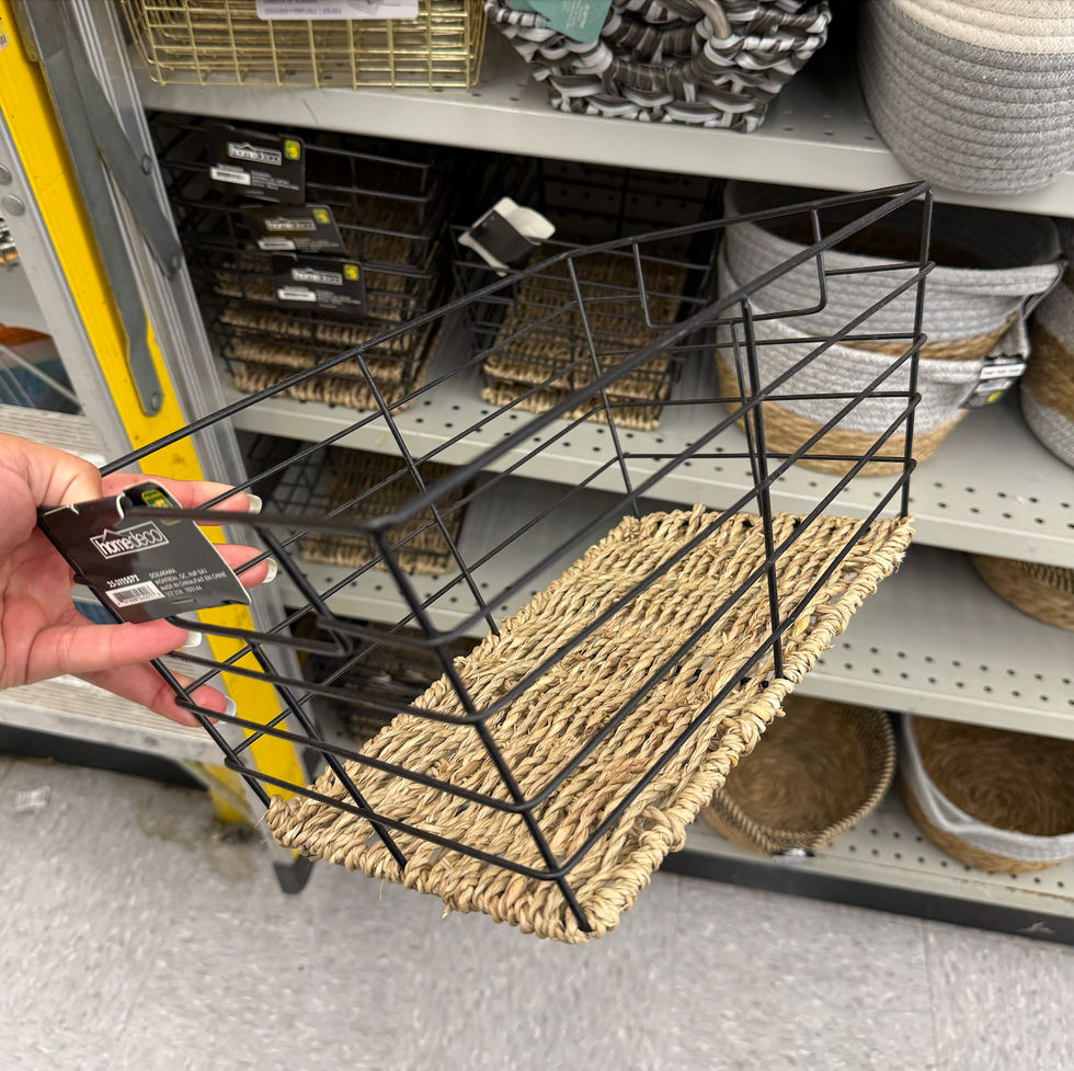 \u200bPanier avec structure de m\u00e9tal noire dans une main au Dollarama.