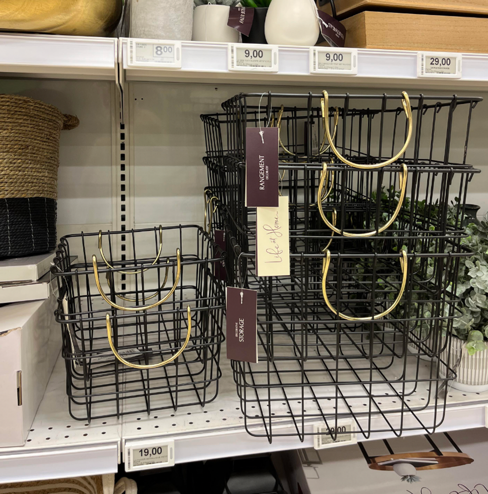 \u200bPanier en m\u00e9tal noir et dor\u00e9 de chez Maxi & Cie.