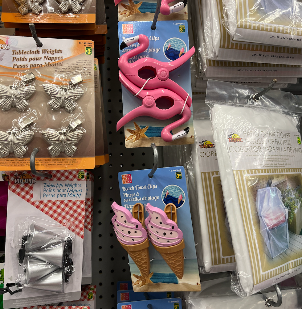 \u200bPinces \u00e0 serviette de plage \u00e0 motif de conet de cr\u00e8me glac\u00e9e ou flamant rose.