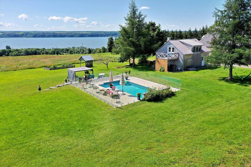 \u200bPiscine chauff\u00e9e au vignoble \u00e0 vendre sur l'\u00eele d'Orl\u00e9ans.