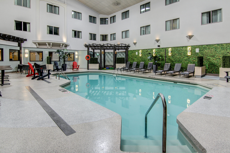 \u200bPiscine et spa de l'h\u00f4tel Ch\u00e2teau Roberval.