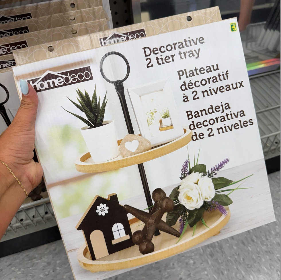\u200bPlateau d\u00e9coratif \u00e0 deux niveaux dans une main au Dollarama.