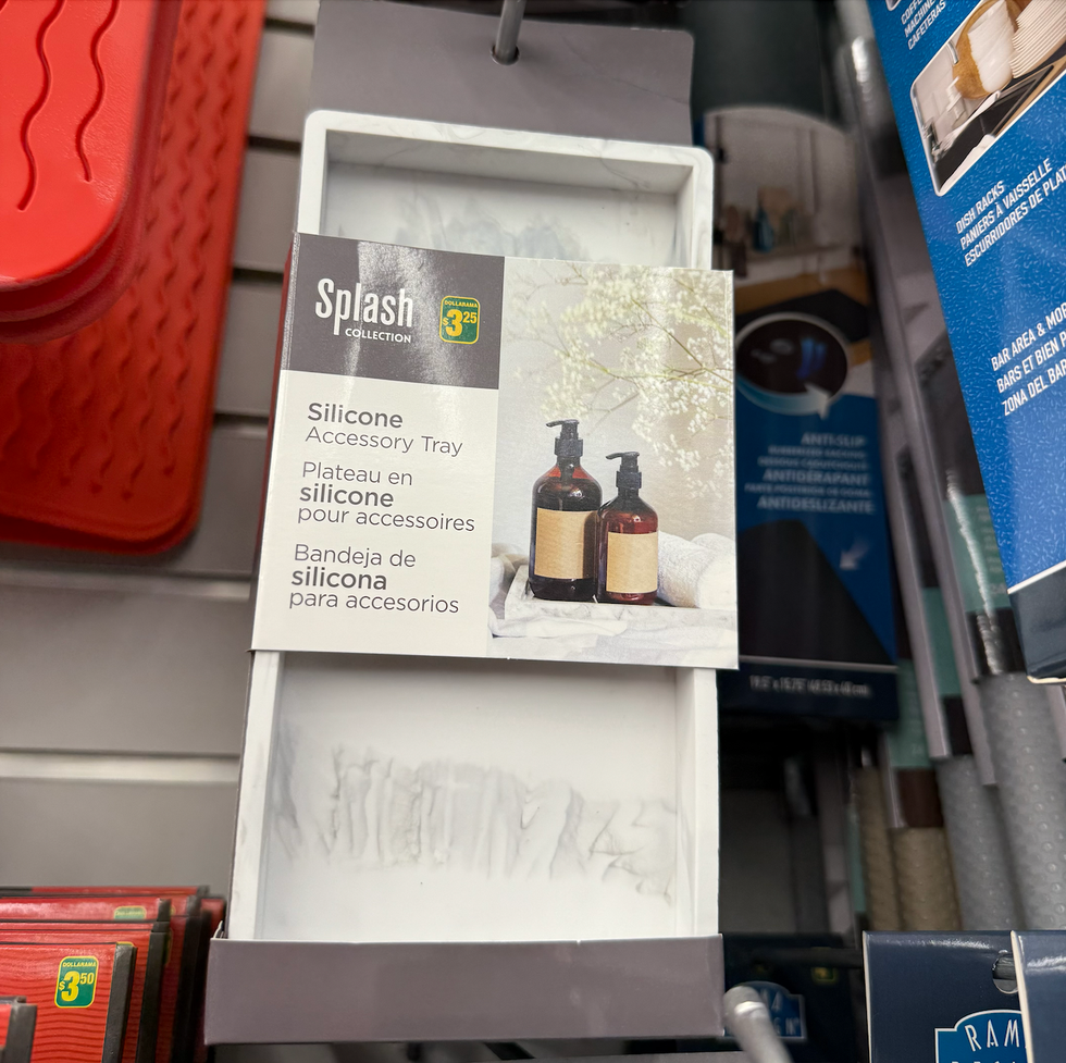 \u200bPlateau en silicone pour accessoires en effet marbre au Dollarama.