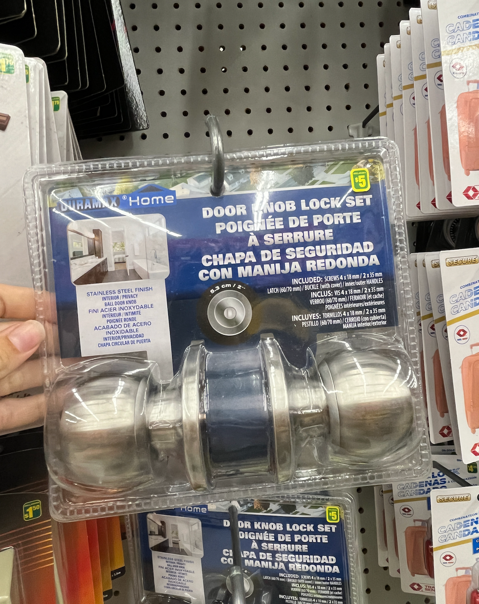 \u200bPoign\u00e9e de porte au Dollarama.