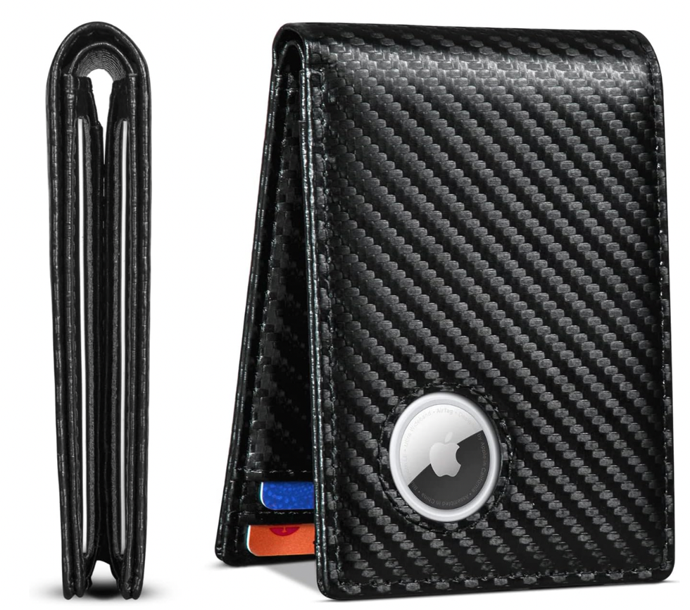 \u200bPortefeuille noir vu dans deux angles diff\u00e9rents, munis d'un AirTag.