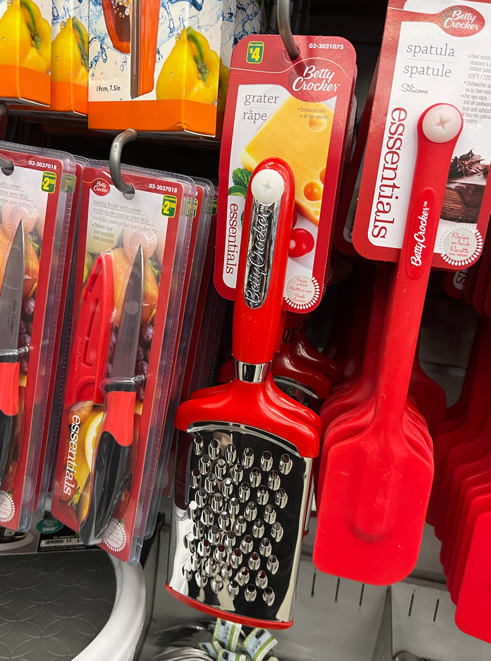 \u200bR\u00e2pe \u00e0 fromage rouge et argent\u00e9e Betty Crocker au Dollarama.