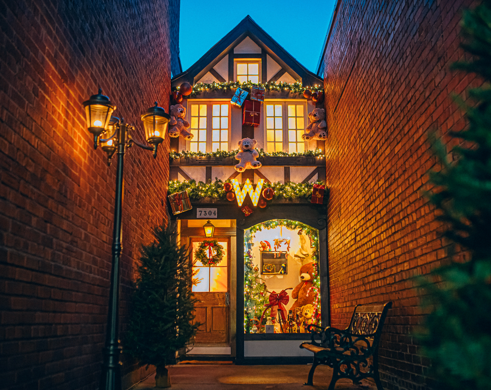 \u200bRuelle de la Promenade Wellington d\u00e9cor\u00e9e comme une vitrine de No\u00ebl f\u00e9\u00e9rique.