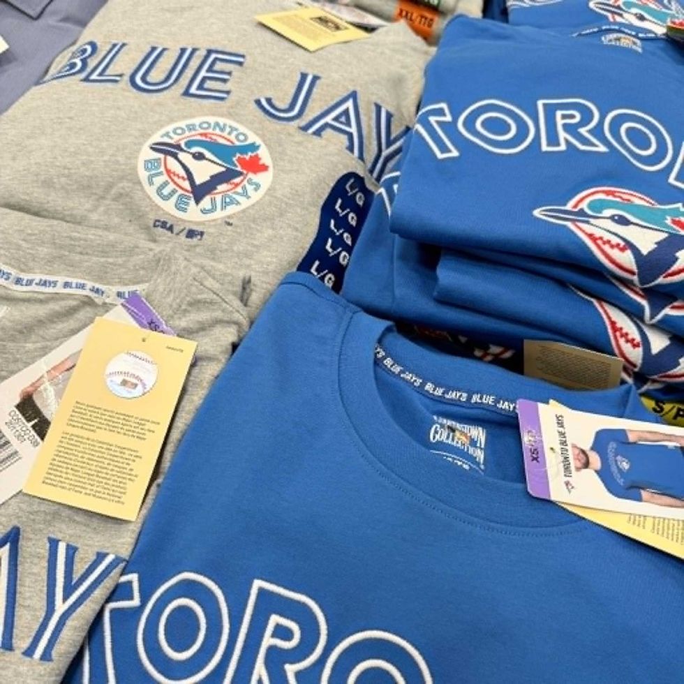 \u200bS\u00e9lection de chandails des Blue Jays de Toronto en vente au Costco pour 16,99 $.