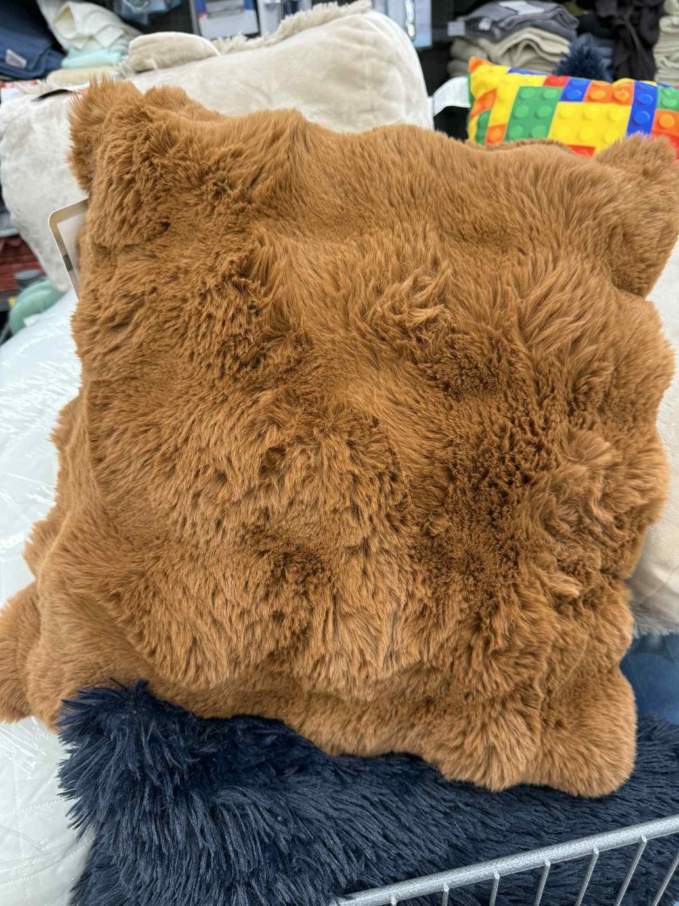 \u200bS\u00e9lection de coussins en fausse fourrure, offerts en blanc, bleu et brun, en vente chez Tigre G\u00e9ant.