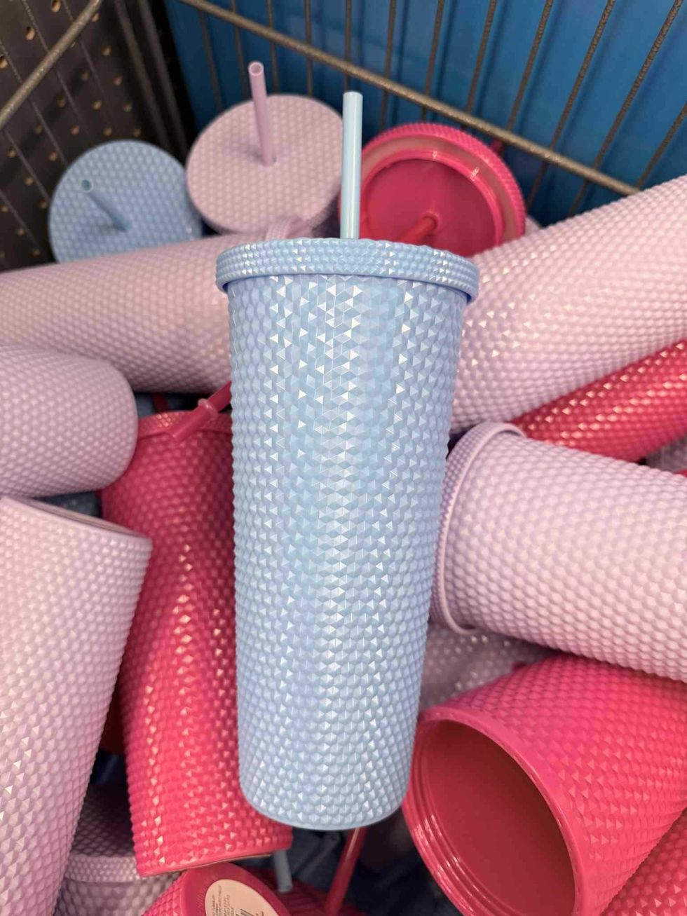 \u200bS\u00e9lection de gobelets avec paille en vente au Tigre G\u00e9ant pour 5 $.