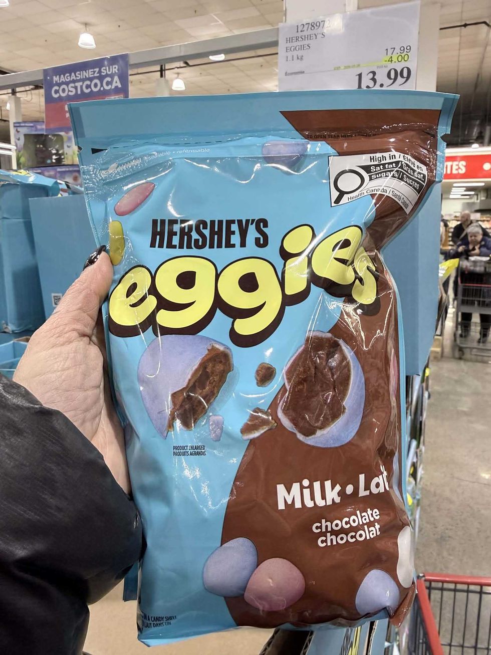 \u200bSac de 1,1 kg de petits oeufs au chocolat Hershey's en vente au Costco pour 13,99 $.