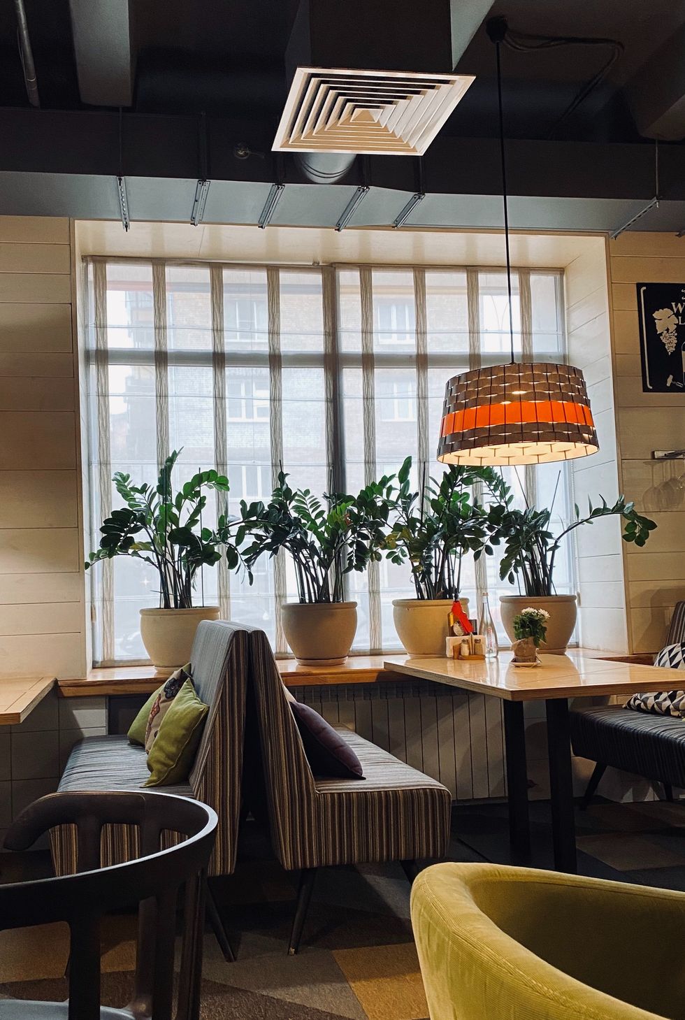 \u200bSalle \u00e0 manger avec plantes.