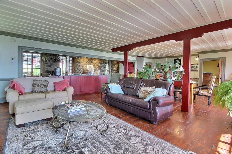 \u200bSalon du vignoble \u00e0 vendre sur l'\u00eele d'Orl\u00e9ans.