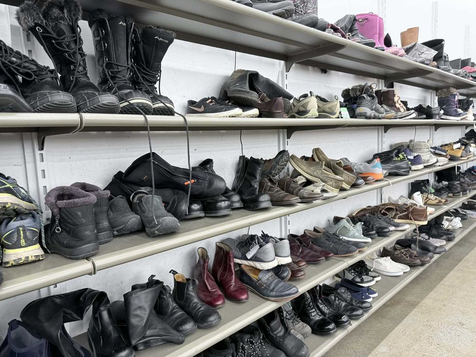 \u200bSection de souliers usag\u00e9s en vente dans une friperie Renaissance.