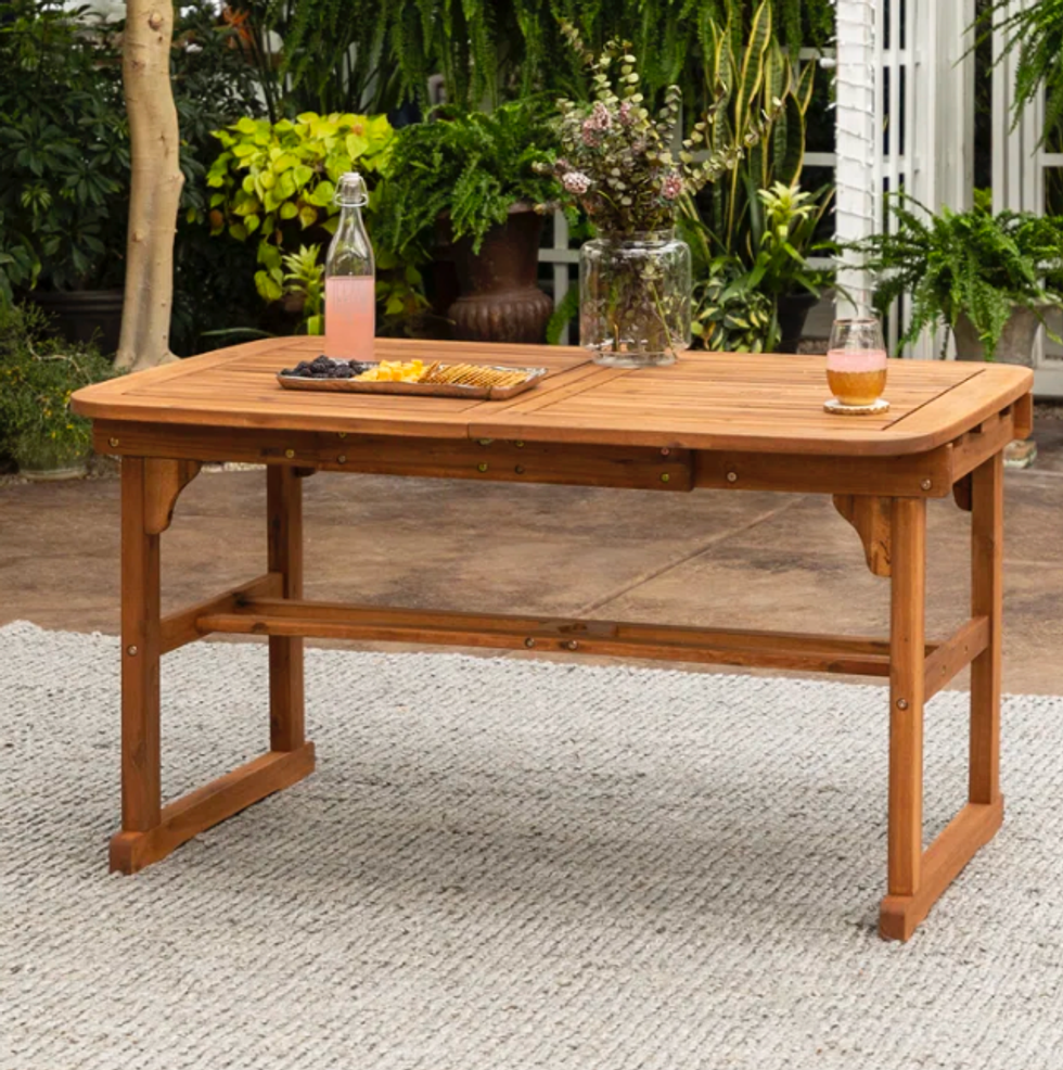 \u200bTable de salle \u00e0 manger \u00e0 rallonge en bois.