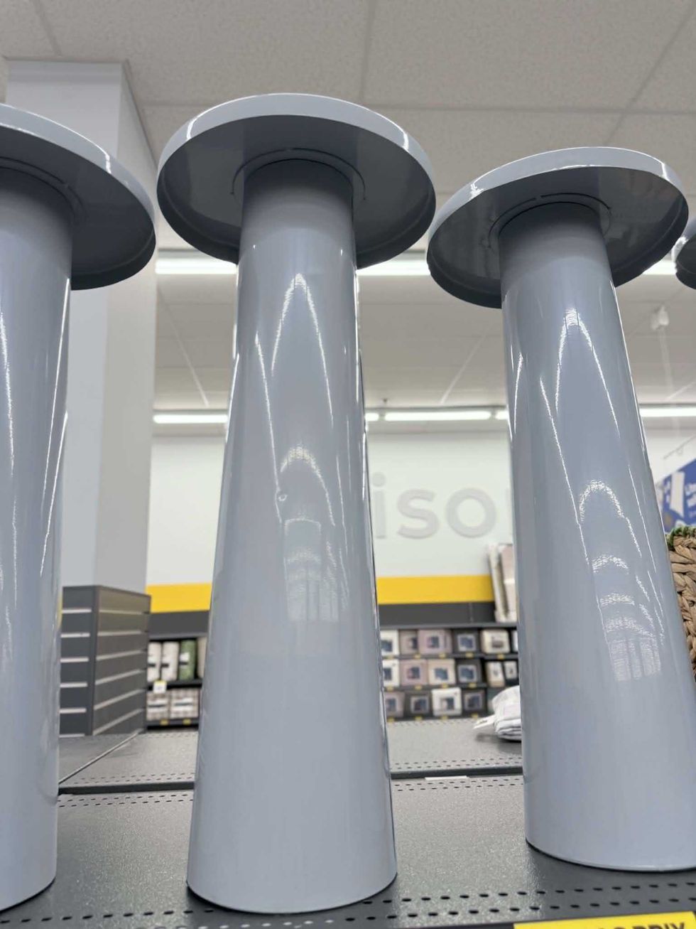 \u200bTables d'appoint en m\u00e9tal en vente au Tigre G\u00e9ant pour 30 $.