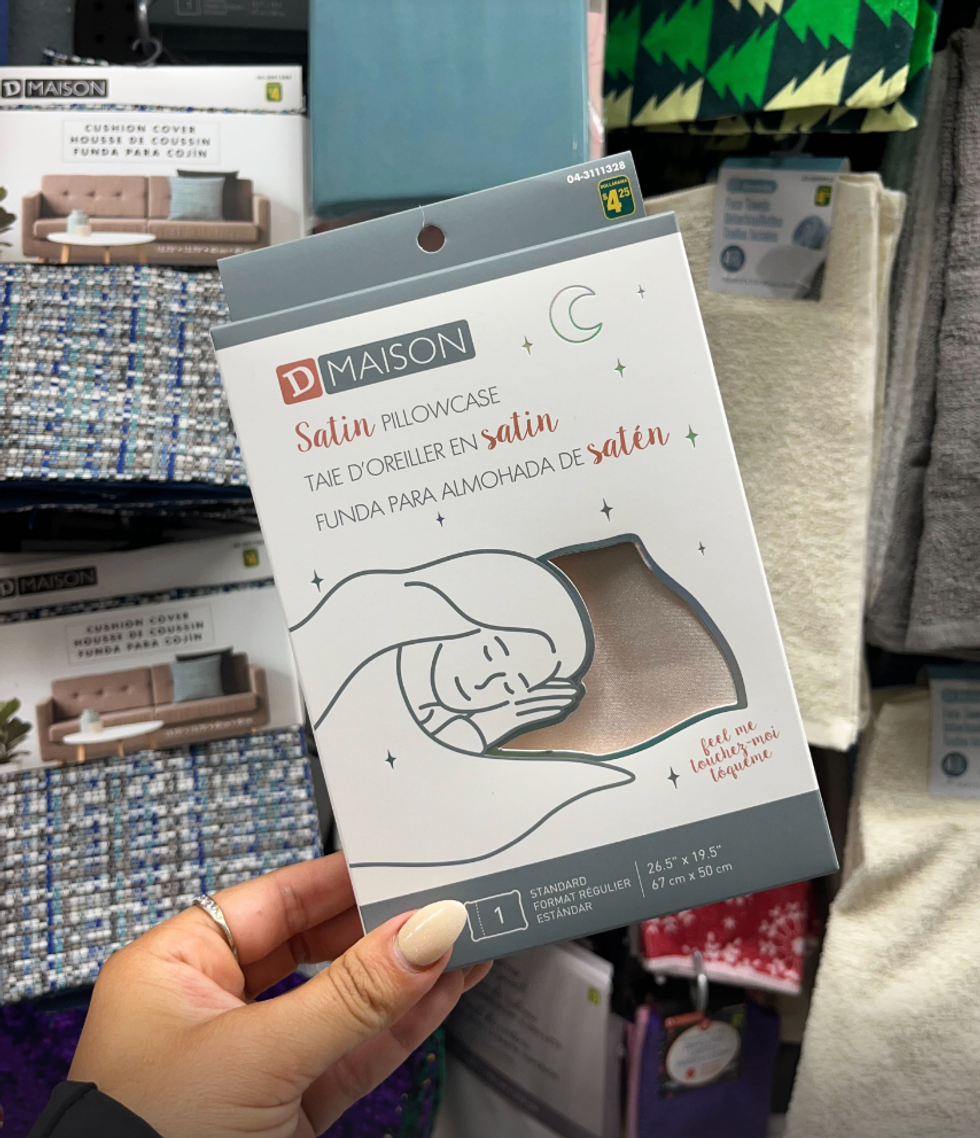 \u200bTaie d'oreiller en satin beige dans son emballage au Dollarama.
