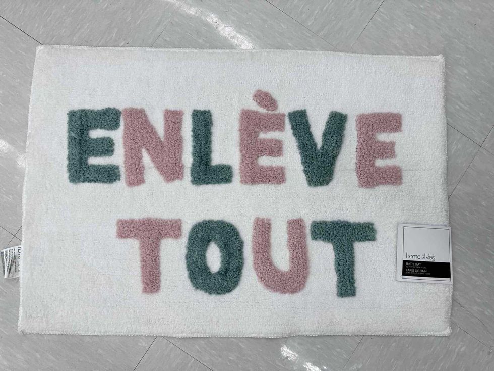 \u200bTapis de salle de bain humoristique en vente au Tigre G\u00e9ant pour 12 $.