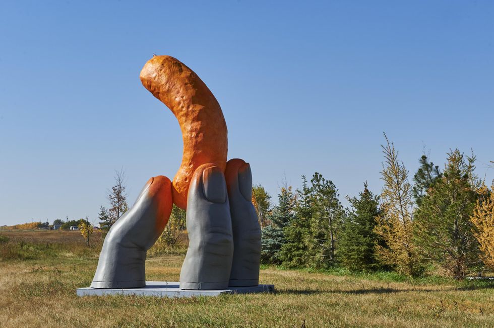\u200bLa estatua gigante de Cheeto en Cheadle, Alberta