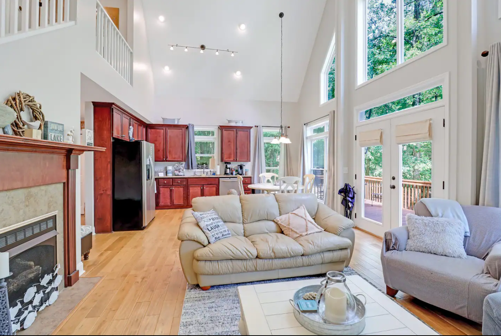\u200bThe interior of The Cove's End lake home.