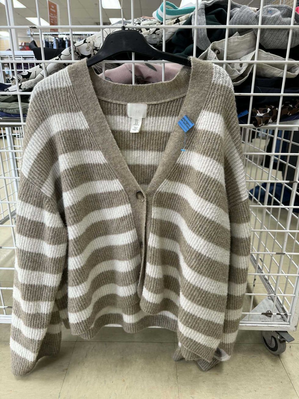 \u200bTricot ray\u00e9 H&M en vente pour 2 $ Au Grenier Populaire des Basses-Laurentides.