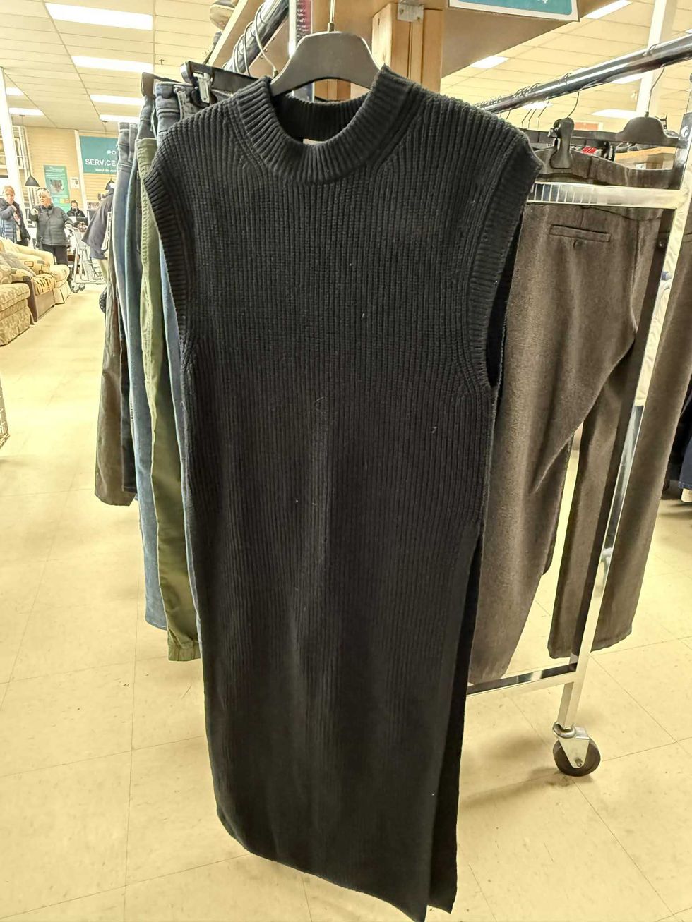\u200bTricot sans manche H&M en vente pour 2 $ Au Grenier Populaire des Basses-Laurentides.