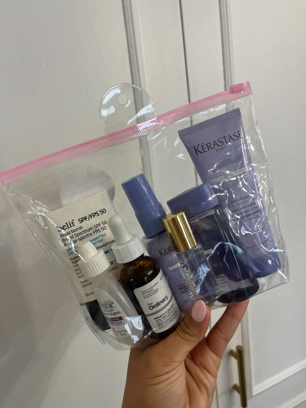 \u200bUn exemple de sac et de produits de moins de 100 ml permis \u00e0 bord de l'avion.